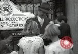 Standbild Hollywood Schauspieler geben Autogramme Los Angeles California USA, 1936, aus Sekunde 38 historischem Filmmaterial Videoclip 65675032817