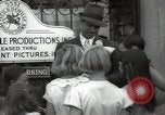 Standbild Hollywood Schauspieler geben Autogramme Los Angeles California USA, 1936, aus Sekunde 39 historischem Filmmaterial Videoclip 65675032817