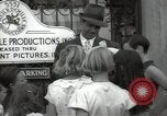 Standbild Hollywood Schauspieler geben Autogramme Los Angeles California USA, 1936, aus Sekunde 40 historischem Filmmaterial Videoclip 65675032817