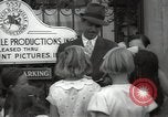 Standbild Hollywood Schauspieler geben Autogramme Los Angeles California USA, 1936, aus Sekunde 41 historischem Filmmaterial Videoclip 65675032817