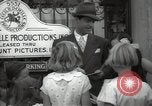 Standbild Hollywood Schauspieler geben Autogramme Los Angeles California USA, 1936, aus Sekunde 42 historischem Filmmaterial Videoclip 65675032817