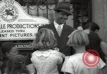 Standbild Hollywood Schauspieler geben Autogramme Los Angeles California USA, 1936, aus Sekunde 43 historischem Filmmaterial Videoclip 65675032817