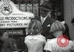 Standbild Hollywood Schauspieler geben Autogramme Los Angeles California USA, 1936, aus Sekunde 44 historischem Filmmaterial Videoclip 65675032817