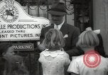 Standbild Hollywood Schauspieler geben Autogramme Los Angeles California USA, 1936, aus Sekunde 45 historischem Filmmaterial Videoclip 65675032817
