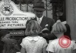 Standbild Hollywood Schauspieler geben Autogramme Los Angeles California USA, 1936, aus Sekunde 46 historischem Filmmaterial Videoclip 65675032817