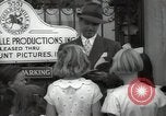 Standbild Hollywood Schauspieler geben Autogramme Los Angeles California USA, 1936, aus Sekunde 47 historischem Filmmaterial Videoclip 65675032817