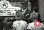Standbild Hollywood Schauspieler geben Autogramme Los Angeles California USA, 1936, aus Sekunde 48 historischem Filmmaterial Videoclip 65675032817