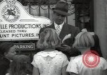 Standbild Hollywood Schauspieler geben Autogramme Los Angeles California USA, 1936, aus Sekunde 49 historischem Filmmaterial Videoclip 65675032817