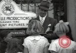Standbild Hollywood Schauspieler geben Autogramme Los Angeles California USA, 1936, aus Sekunde 50 historischem Filmmaterial Videoclip 65675032817