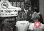 Standbild Hollywood Schauspieler geben Autogramme Los Angeles California USA, 1936, aus Sekunde 51 historischem Filmmaterial Videoclip 65675032817