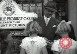 Standbild Hollywood Schauspieler geben Autogramme Los Angeles California USA, 1936, aus Sekunde 52 historischem Filmmaterial Videoclip 65675032817