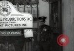 Standbild Hollywood Schauspieler geben Autogramme Los Angeles California USA, 1936, aus Sekunde 53 historischem Filmmaterial Videoclip 65675032817