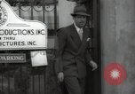 Standbild Hollywood Schauspieler geben Autogramme Los Angeles California USA, 1936, aus Sekunde 54 historischem Filmmaterial Videoclip 65675032817