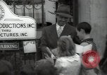 Standbild Hollywood Schauspieler geben Autogramme Los Angeles California USA, 1936, aus Sekunde 55 historischem Filmmaterial Videoclip 65675032817