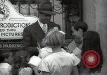 Standbild Hollywood Schauspieler geben Autogramme Los Angeles California USA, 1936, aus Sekunde 56 historischem Filmmaterial Videoclip 65675032817