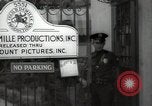 Standbild Hollywood Schauspieler geben Autogramme Los Angeles California USA, 1936, aus Sekunde 57 historischem Filmmaterial Videoclip 65675032817