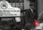 Standbild Hollywood Schauspieler geben Autogramme Los Angeles California USA, 1936, aus Sekunde 58 historischem Filmmaterial Videoclip 65675032817