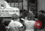 Standbild Hollywood Schauspieler geben Autogramme Los Angeles California USA, 1936, aus Sekunde 59 historischem Filmmaterial Videoclip 65675032817