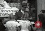 Standbild Hollywood Schauspieler geben Autogramme Los Angeles California USA, 1936, aus Sekunde 60 historischem Filmmaterial Videoclip 65675032817