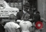 Standbild Hollywood Schauspieler geben Autogramme Los Angeles California USA, 1936, aus Sekunde 61 historischem Filmmaterial Videoclip 65675032817