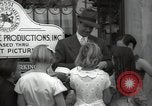 Standbild Hollywood Schauspieler geben Autogramme Los Angeles California USA, 1936, aus Sekunde 62 historischem Filmmaterial Videoclip 65675032817