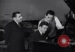 Standbild Perry Como California United States USA, 1943, aus Sekunde 53 historischem Filmmaterial Videoclip 65675032830