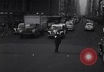 Standbild Midtown Manhattan belebten Straße Szenen New York City USA, 1948, aus Sekunde 5 historischem Filmmaterial Videoclip 65675032835