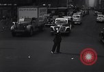 Standbild Midtown Manhattan belebten Straße Szenen New York City USA, 1948, aus Sekunde 6 historischem Filmmaterial Videoclip 65675032835