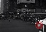 Standbild Midtown Manhattan belebten Straße Szenen New York City USA, 1948, aus Sekunde 12 historischem Filmmaterial Videoclip 65675032835
