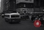 Standbild Midtown Manhattan belebten Straße Szenen New York City USA, 1948, aus Sekunde 18 historischem Filmmaterial Videoclip 65675032835