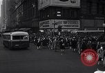 Standbild Midtown Manhattan belebten Straße Szenen New York City USA, 1948, aus Sekunde 20 historischem Filmmaterial Videoclip 65675032835