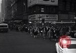 Standbild Midtown Manhattan belebten Straße Szenen New York City USA, 1948, aus Sekunde 23 historischem Filmmaterial Videoclip 65675032835