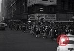 Standbild Midtown Manhattan belebten Straße Szenen New York City USA, 1948, aus Sekunde 24 historischem Filmmaterial Videoclip 65675032835