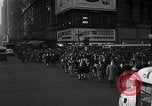 Standbild Midtown Manhattan belebten Straße Szenen New York City USA, 1948, aus Sekunde 25 historischem Filmmaterial Videoclip 65675032835