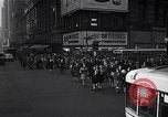 Standbild Midtown Manhattan belebten Straße Szenen New York City USA, 1948, aus Sekunde 26 historischem Filmmaterial Videoclip 65675032835