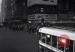 Standbild Midtown Manhattan belebten Straße Szenen New York City USA, 1948, aus Sekunde 28 historischem Filmmaterial Videoclip 65675032835