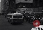 Standbild Midtown Manhattan belebten Straße Szenen New York City USA, 1948, aus Sekunde 34 historischem Filmmaterial Videoclip 65675032835
