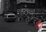 Standbild Midtown Manhattan belebten Straße Szenen New York City USA, 1948, aus Sekunde 37 historischem Filmmaterial Videoclip 65675032835