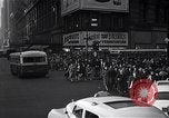 Standbild Midtown Manhattan belebten Straße Szenen New York City USA, 1948, aus Sekunde 38 historischem Filmmaterial Videoclip 65675032835