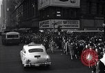 Standbild Midtown Manhattan belebten Straße Szenen New York City USA, 1948, aus Sekunde 40 historischem Filmmaterial Videoclip 65675032835