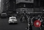 Standbild Midtown Manhattan belebten Straße Szenen New York City USA, 1948, aus Sekunde 41 historischem Filmmaterial Videoclip 65675032835