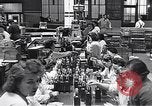Standbild Flasche Schnaps Vereinigtes Königreich, 1950, aus Sekunde 24 historischem Filmmaterial Videoclip 65675032848