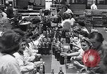 Standbild Flasche Schnaps Vereinigtes Königreich, 1950, aus Sekunde 26 historischem Filmmaterial Videoclip 65675032848