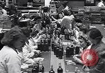 Standbild Flasche Schnaps Vereinigtes Königreich, 1950, aus Sekunde 27 historischem Filmmaterial Videoclip 65675032848