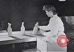Standbild Flasche Schnaps Vereinigtes Königreich, 1950, aus Sekunde 28 historischem Filmmaterial Videoclip 65675032848