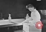 Standbild Flasche Schnaps Vereinigtes Königreich, 1950, aus Sekunde 29 historischem Filmmaterial Videoclip 65675032848