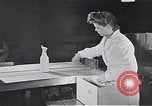 Standbild Flasche Schnaps Vereinigtes Königreich, 1950, aus Sekunde 30 historischem Filmmaterial Videoclip 65675032848