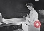 Standbild Flasche Schnaps Vereinigtes Königreich, 1950, aus Sekunde 31 historischem Filmmaterial Videoclip 65675032848