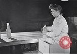 Standbild Flasche Schnaps Vereinigtes Königreich, 1950, aus Sekunde 32 historischem Filmmaterial Videoclip 65675032848