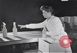Standbild Flasche Schnaps Vereinigtes Königreich, 1950, aus Sekunde 33 historischem Filmmaterial Videoclip 65675032848